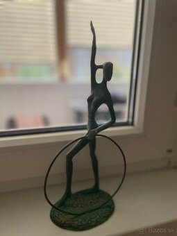 Bronzová soška – gymnastka 🤸✨