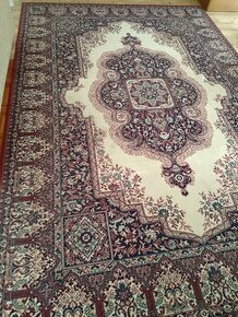 Vlnený koberec s orientálnym vzorom