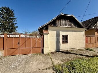 Starší vidiecky dom v Kráľovej nad Váhom v blízkost…