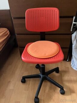 detská stolicka k písaciemu stolu