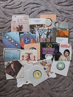 Hromada malých vinylových gramofonových desek