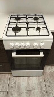 Predám plynový sporák s rúrou Beko FSM 52020 DW