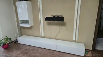 Biela obývačková stena