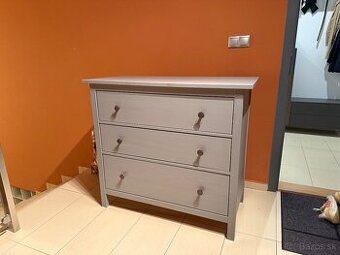 Hemnes komoda IKEA sivá