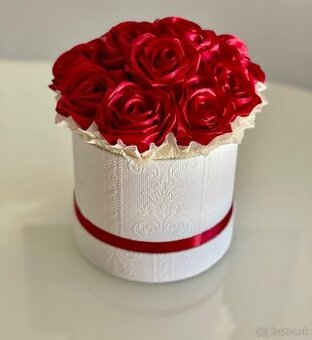 Kvetinový box zo saténových stúh, saténové ružičky kvety