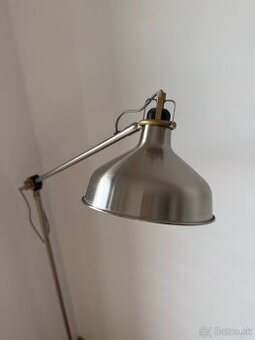Stojaca lampa RANARP – strieborná (IKEA)