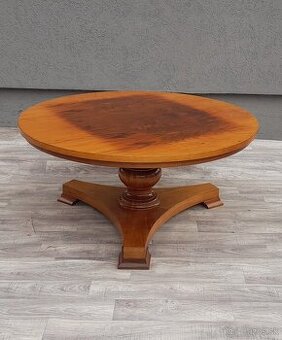 Stolík v štýle Biedermeier.