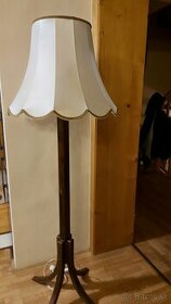 drevená stojanová lampa