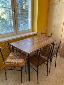 Kuchynský stôl + 4 stoličky