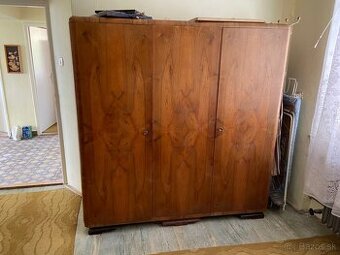 Spalnova zostava, skrine z masivu a nocne stoliky retro