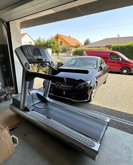 Profesionalny bežecký pas LifeFitness s dotykovou obrazovkou