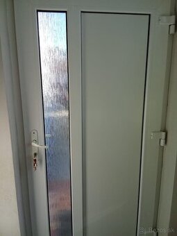 Nové plastove vchodove dvere prave von otváravé