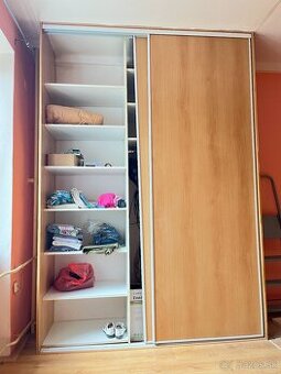 Predam vstavanu skrinu vyska 274 sirka 190 a hlbka 60,