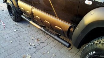 Bočné nášľapy stupačky Toyota Hilux ČIERNE