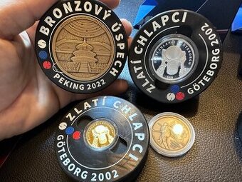 HOKEJOVÉ medaily v PUKU: zlato + striebro + bronz + mosadz