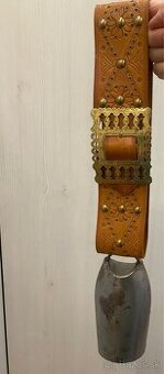 Kravský zvonec na folklórnom detvianskom opasku