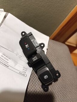 Tlacidlo EPB ,AUTOHOLD, VYHRIEVANIE SEDACKY na Hyundai