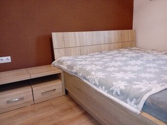 Manželská posteľ +2x stolík