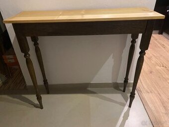 Konzolový stolík
