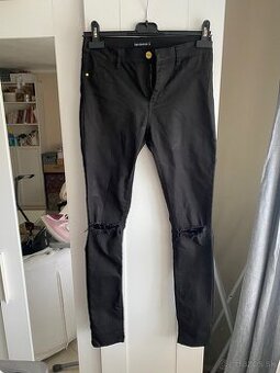 Čierne nohavice s dierami na kolenách