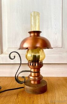 Stolní měděná lampa ve stylu petrolejové lampy