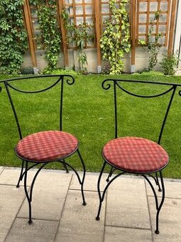 Dve rustikálne kovové stoličky