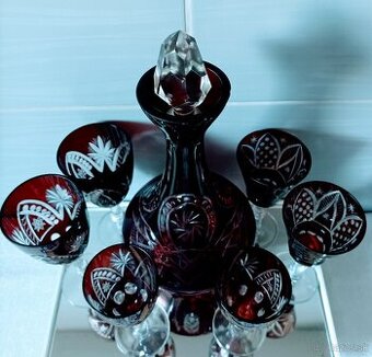 Krištáľové rubínové poháre, váza