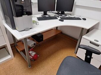 Stol kancelarsky atyp