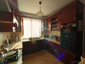 Bungalov so zimnou záhradou a garážou, Bajč