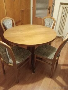 Okrúhly stôl a stoličky