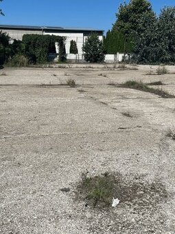 Lukratívny pozemok na podnikatelské využitie.
