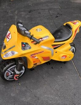 Odrážadlo v tvare motorky pre 4-6