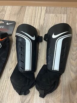 Chranice na futbal Nike - velkost M