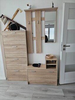 Predám vešiakovú stenu