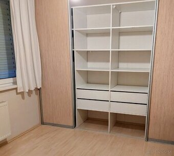 Satnikova skrina, Vstavana skrina