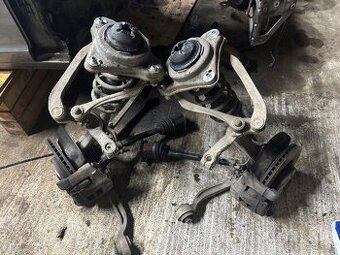 Audi a6c6 predné otoče/tehlice komplet