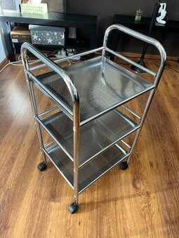 Kozmetický stolík , malý regál na kolieskach.