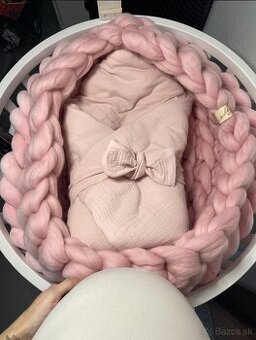 Rastúca houpajúca srdiečková postielka biela