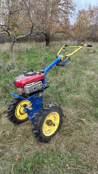 Malotraktor AGZAT s obracačom sena a lištovou kosačkou