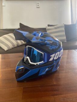 Motocross prilba.