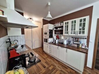 2347 NA PREDAJ V KOMÁRNE TROJIZBOVÝ BYT VO VYHĽADÁVANEJ LOKA