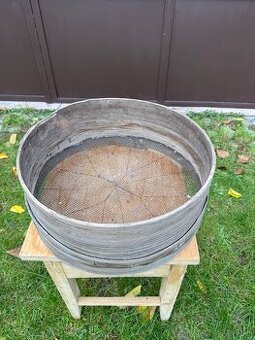 Predam starozitne drevenne sito