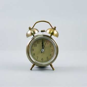 Retro stolné hodiny „Budík“ – štýlový darček  🎅✨