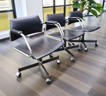 Retro stoličky na otočnej kovovej podnoži