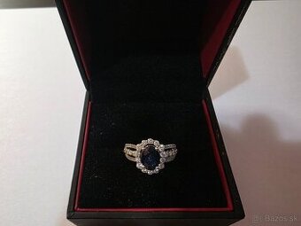 Zásnubný prsteň – biele zlato, brilianty, pravý zafír, certi