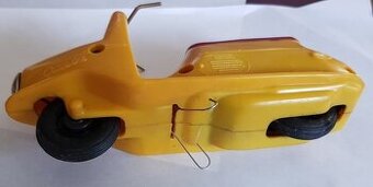 staré hračky bábika,  domiešavač, ČZ prasa, buldozér...