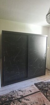 Skriňa s posuvnými dverami čierna/mramor