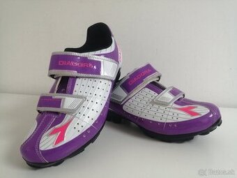 DIADORA