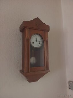 Nástenné kyvadlové hodiny
