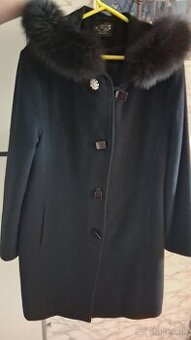 Elegantny cierny kabat s pravou kozusinov a panske kabaty - 1